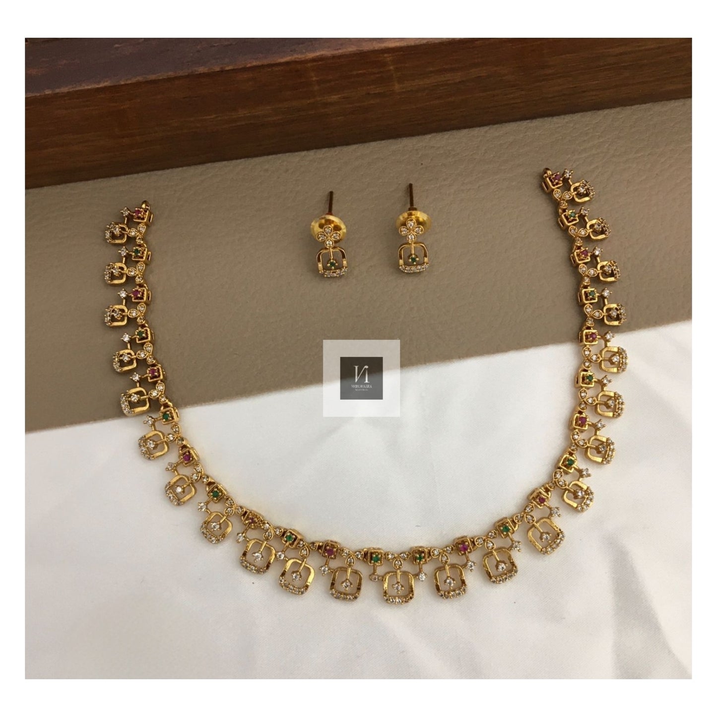 Minimal Necklace Set